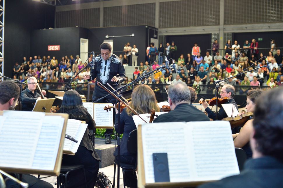 Bachiana Filarmônica SESI-SP se apresenta em Mogi das Cruzes, sob regência do Maestro Wallas Pena