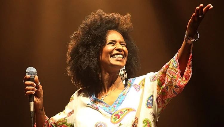 SESI Mogi das Cruzes recebe o show da cantora Izzy Gordon nesta sexta