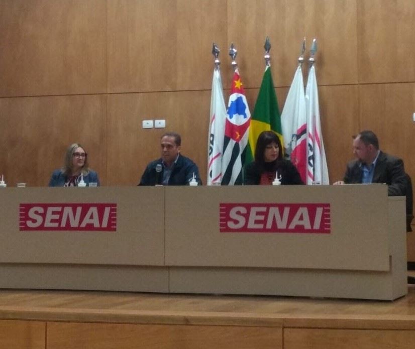 Alunos da turma de robótica recebem certificado de conclusão do curso em cerimônia em Jacareí