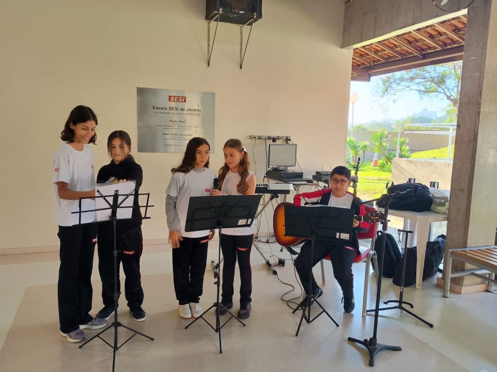 Alunos se apresentam para familiares em dia de visita à escola 