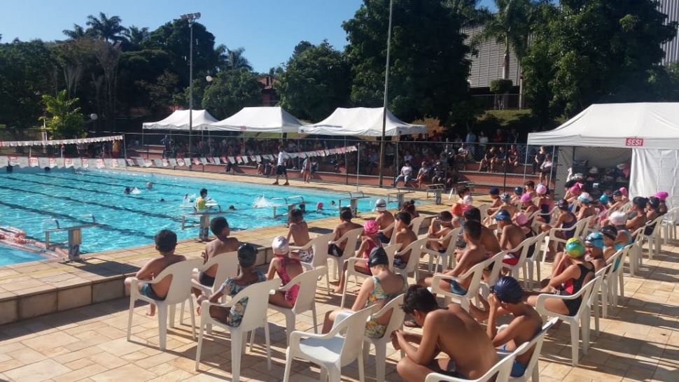 ALUNOS DO PROGRAMA ATLETA DO FUTURO PARTICIPAM DE FESTIVAL DE NATAÇÃO