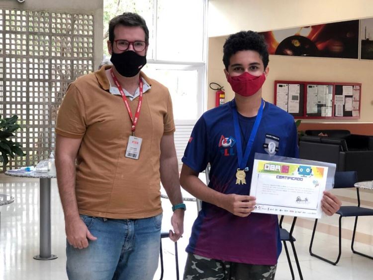 Victor Hugo e prof Leo robótica hortolândia