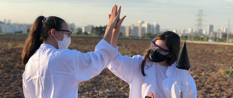 Alunos do SESI se preparam para lançamento de foguetes