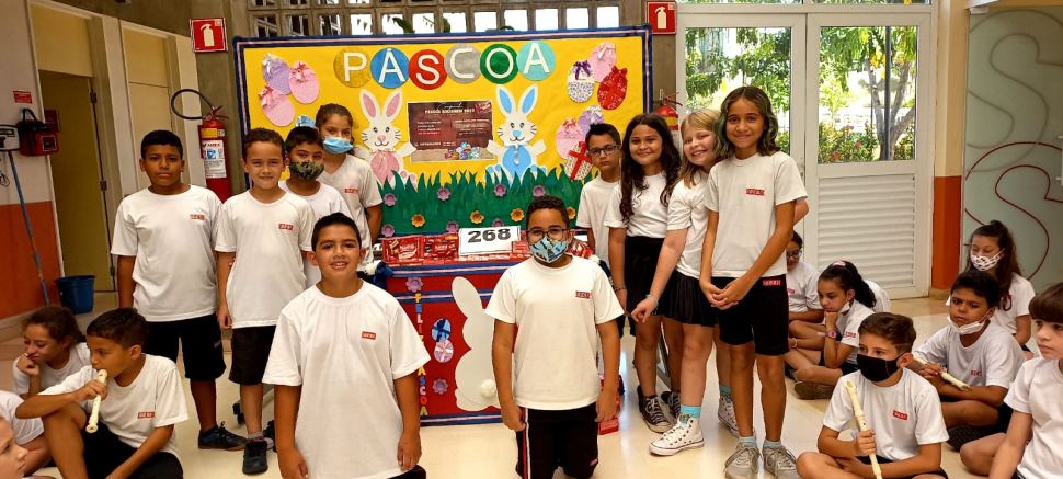 Alunos do Sesi Sumaré entregam chocolates à instituição social