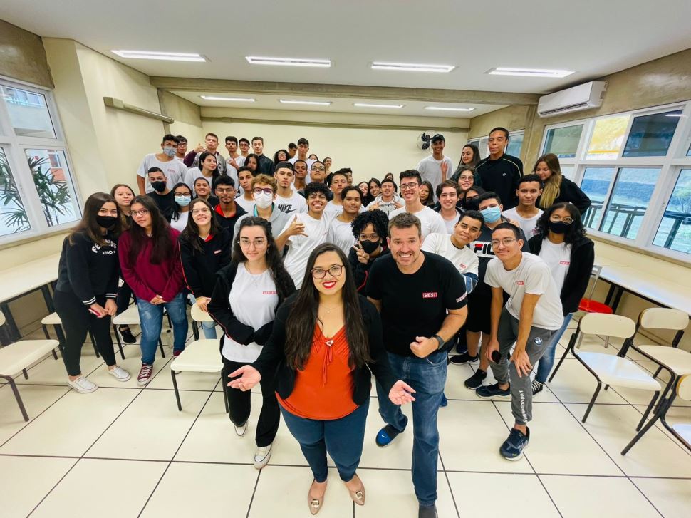 Alunos de Hortolândia recebem palestra com jornalista da TV Thathi