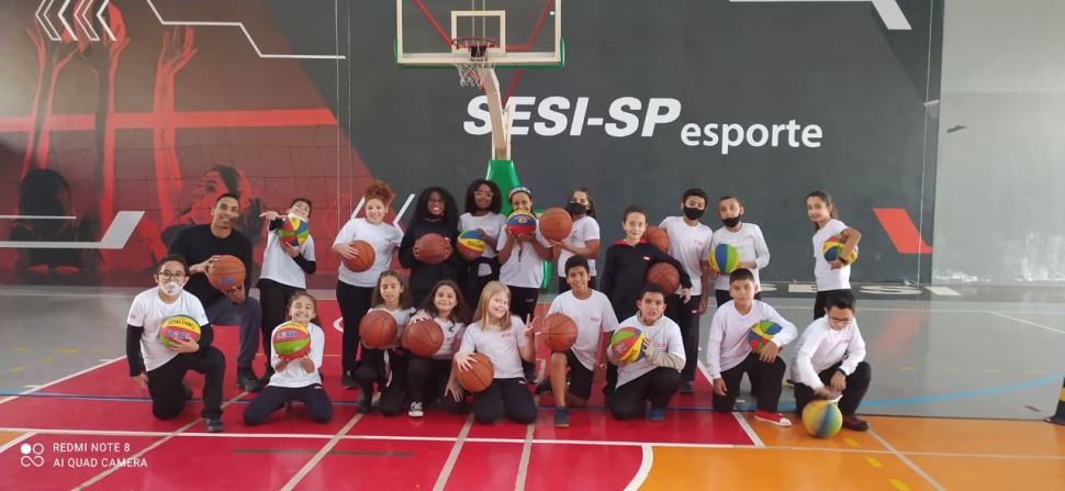 Estudantes participam de vivência sobre o basquete