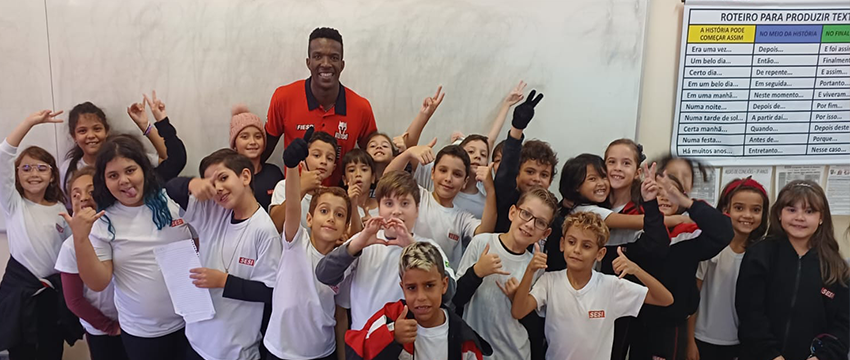 Felipe Bardi visita alunos do SESI Americana