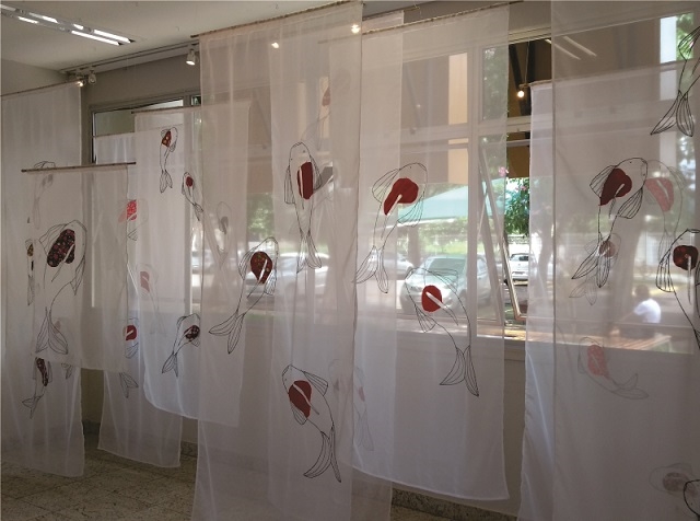 CARPAS FLUTUANTES RETRATAM A DELICADEZA E A FORÇA ORIENTAL EM PAINÉIS NO SESI ARAÇATUBA 