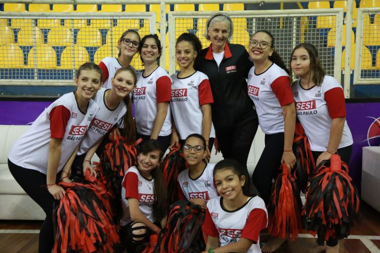 Alunas e professora do Programa Sesi-SP Dança - Jogo das Estrelas 2019