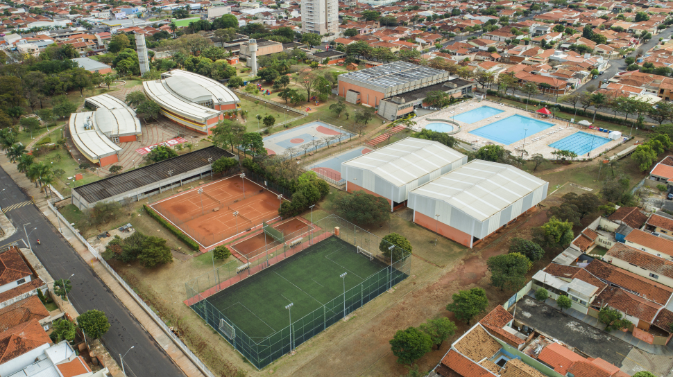 Piscina e Quadras de Tênis