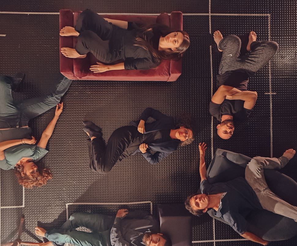 Teatro do SESI Araraquara recebe a peça "Interiores" no dia 19 de agosto