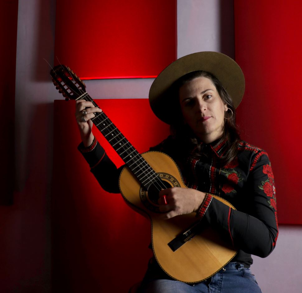 Fabiola Beni traz para o SESI São Carlos sua viola e muitas canções