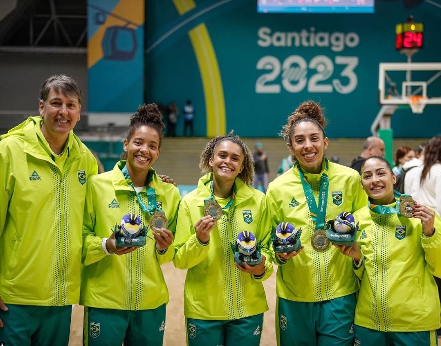 Atletas e técnico do Basquete Feminino do Sesi Araraquara conquistam o ouro no PAN 2023