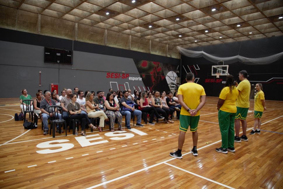 Equipe técnica do basquete feminino compartilha conhecimento com os professores do SESI Araraquara