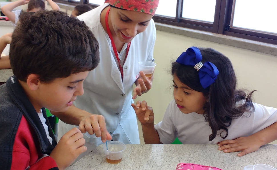 Experiência no Laboratório de Ciências - 3ºs anos 