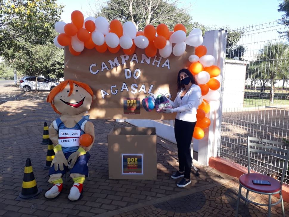 GINCANA E DRIVE THRU ENVOLVEM ALUNOS E FAMILIARES PARA ARRECADAR PEÇAS PARA A CAMPANHA DO AGASALHO NA ESCOLA SESI LEME