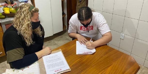 Primeiro bolsista do Núcleo de Música de Araras é autista e poderá usar o benefício para aprimorar seus conhecimentos 