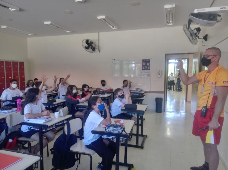 Guarda-vidas divulgam centro de atividades para estudantes 