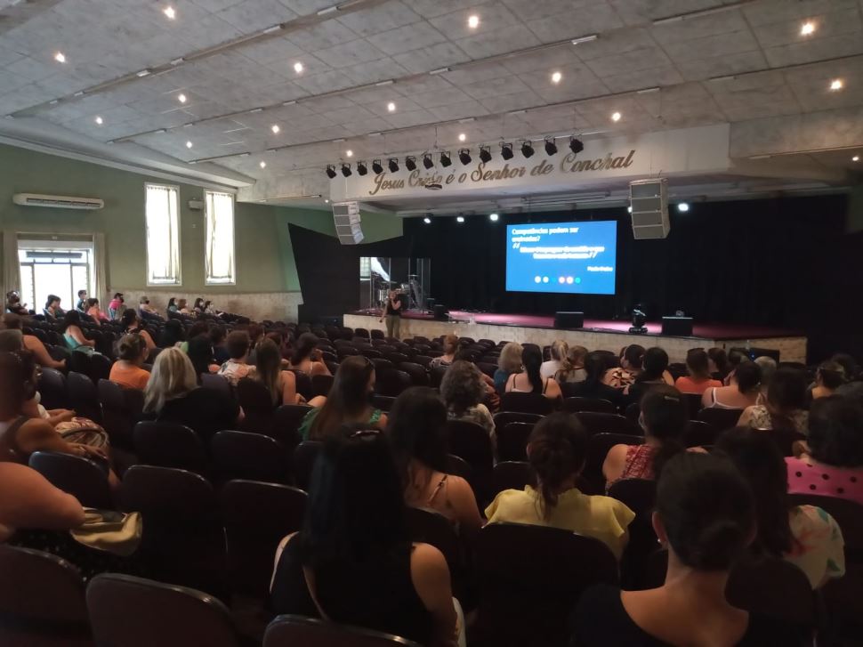 Diretora da escola Sesi de Araras ministra palestra em Conchal