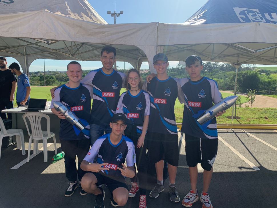 Equipe APEX da Escola Sesi Araras é campeã em Campeonato de Lançamento de Foguetes