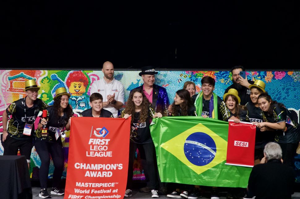Equipe Los Atômicos é campeã de torneio mundial de robótica