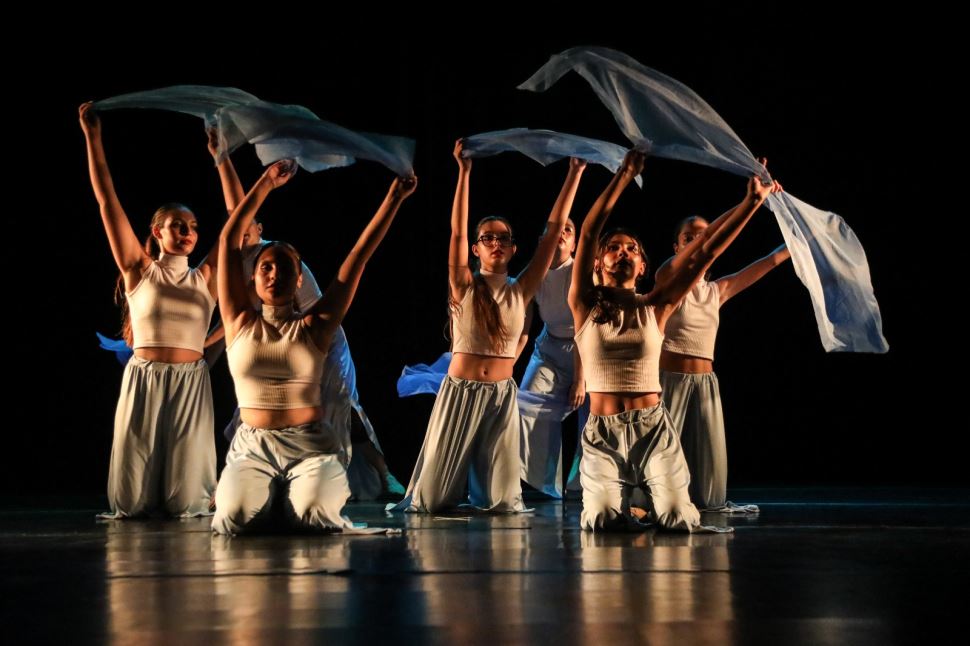 Núcleo de Dança do Sesi Araras comemora Dia da Dança com exposição e aulas abertas