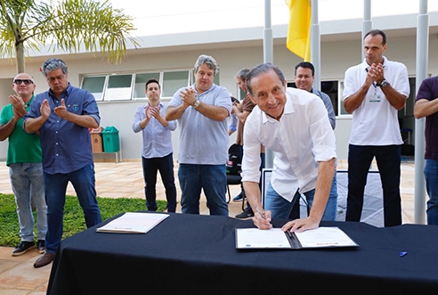 Skaf na assinatura de convênios com a a Associação Bauruense de Desportos Aquáticos. Foto: Ayrton Vignola/Fiesp 