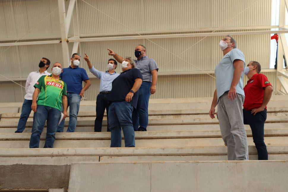 Empresários e diretoria do Sesi-SP visitam obras de novo ginásio poliesportivo em Bauru