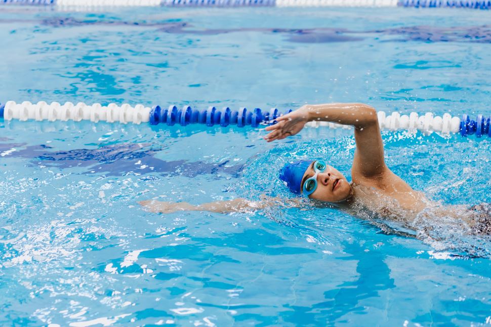 Natação infantil e teens passa a fazer parte do programa Sesi Esporte: entenda a disponibilidade de vagas 