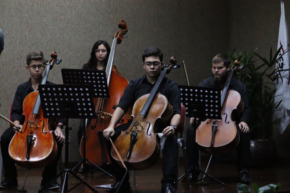 Agenda cultural tem homenagem às mães, orquestra e oficina de pintura em maio 