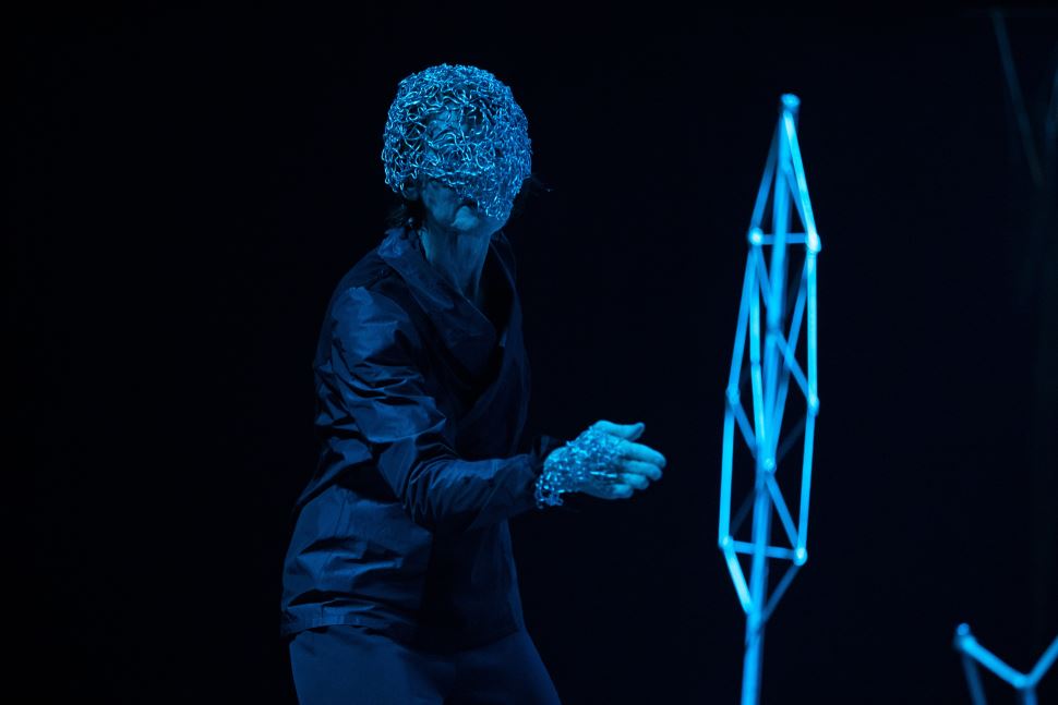 Teatro do SESI Birigui retoma atividades com o espetáculo “Na Anatomia Oca dos Pássaros”