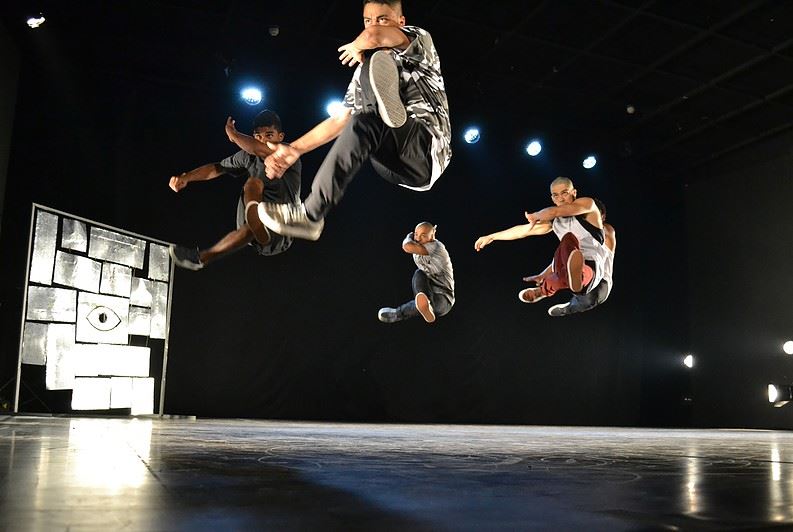 Zumb.Boys se apresentam no SESI Birigui com espetáculo “Ladrão”