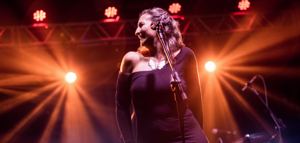 Jes Condado se apresenta no palco do SESI Birigui