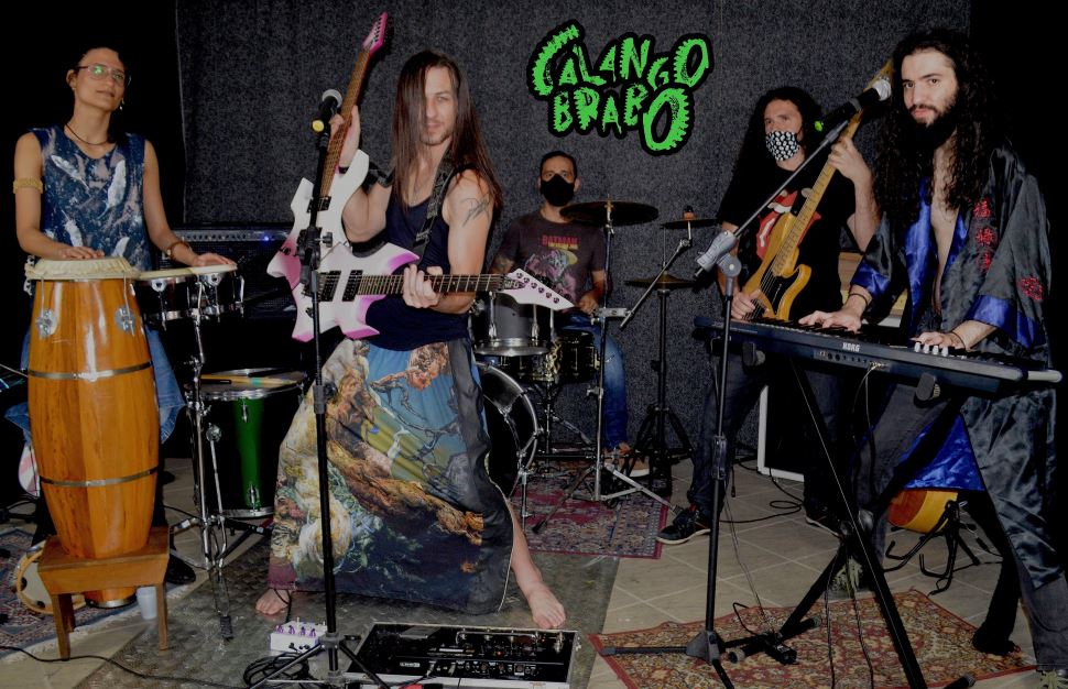Banda "Calango Brabo" se apresenta no palco do SESI Birigui