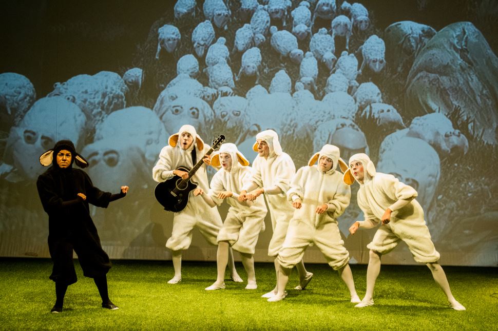 Teatro do SESI Birigui recebe espetáculo infantil “Nerina, A Ovelha Negra”