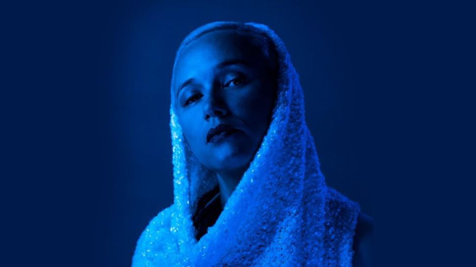 Cantora Bia Góes se apresenta no palco do Sesi Birigui