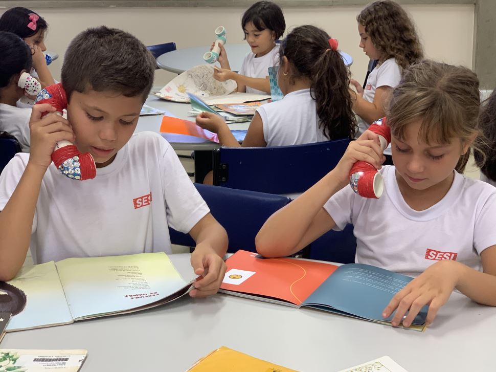 Biblioteca do SESI Botucatu conta com o recurso “whisper phone” para auxiliar a percepção fonológica dos alunos