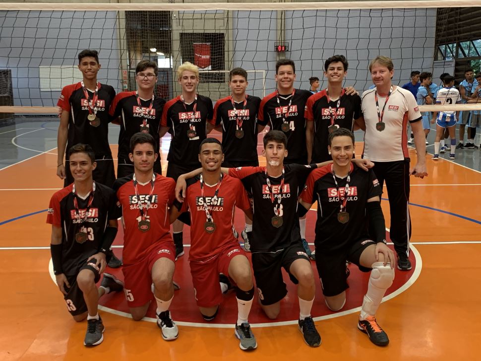 Vôlei do SESI Botucatu fatura bronze