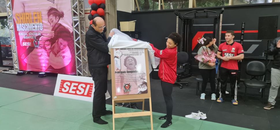 Gerente Regional, Pedro Caliari, e Shirlen no ato de inauguração da Galeria dos Campeõe