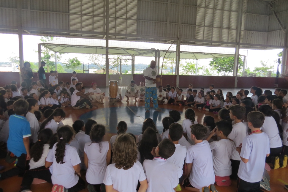 Escola SESI de Cotia recebe grupo de Capoeira para celebrar cultura brasileira