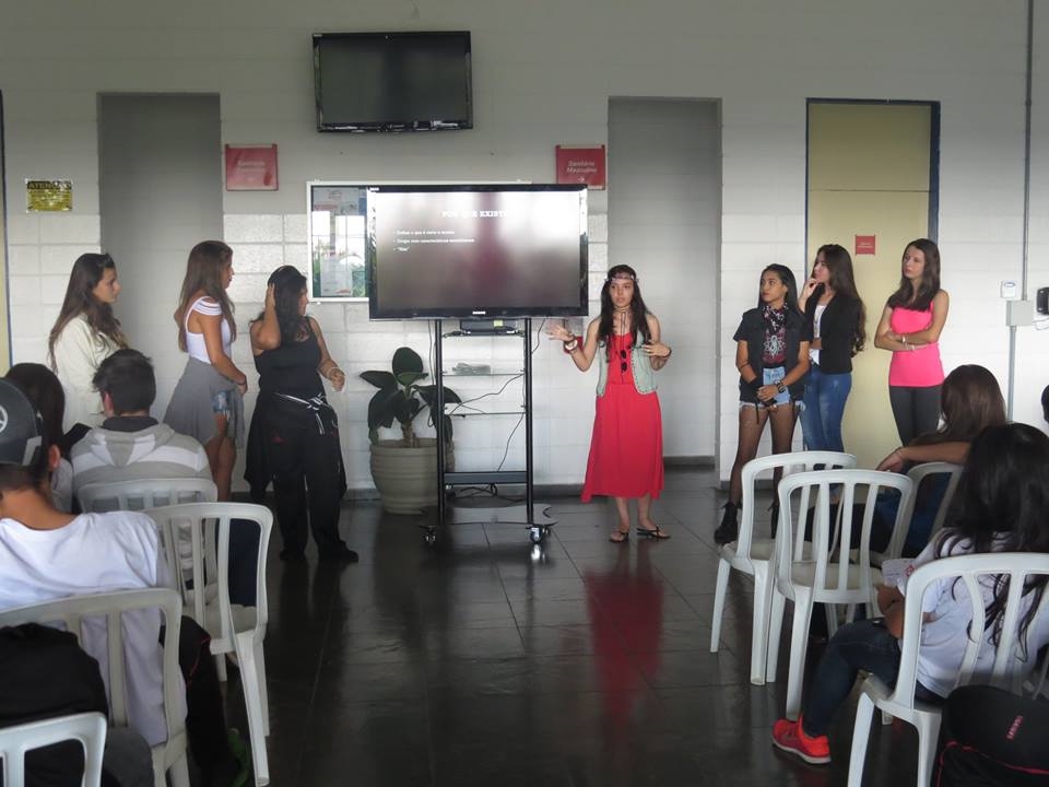 Estudantes Ensino Médio realizam esquetes teatrais no Centro Educacional de Cotia