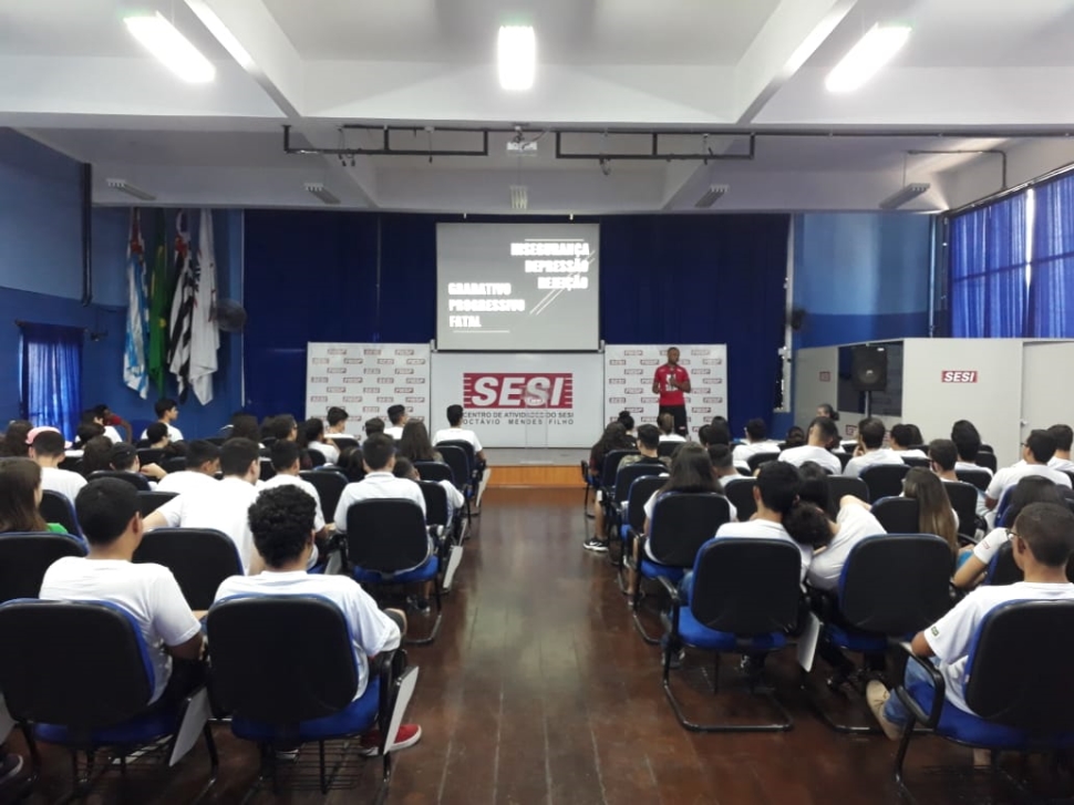 Atletas paralímpicos do SESI-SP visitam as escolas do SESI Cruzeiro e Lorena
