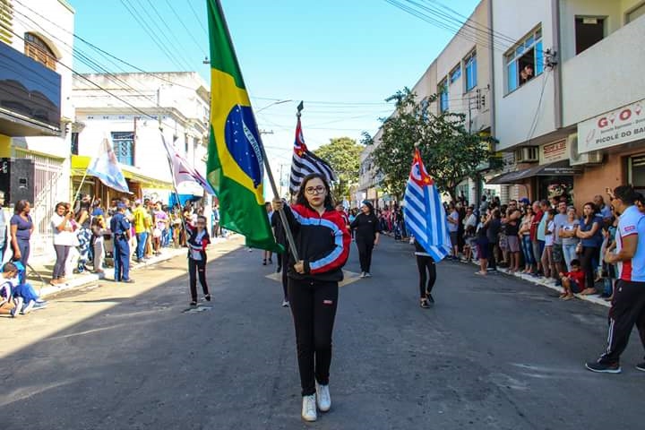 Escola SESI-SP de Cruzeiro realiza ato cívico