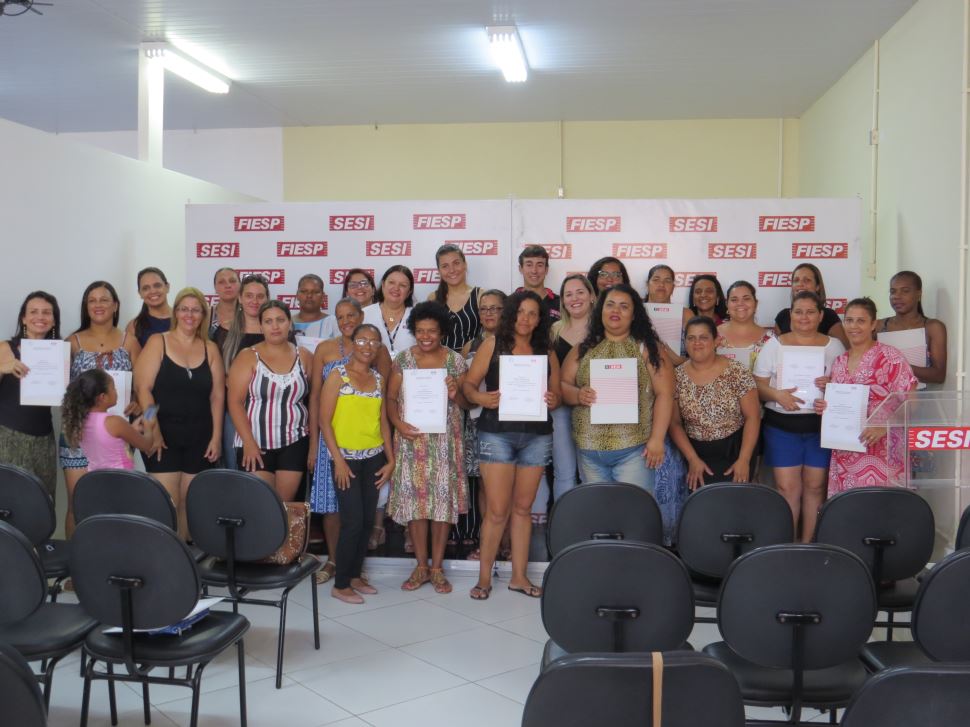 Curso de Costura e Moda do SESI Cruzeiro forma 35 novas costureiras