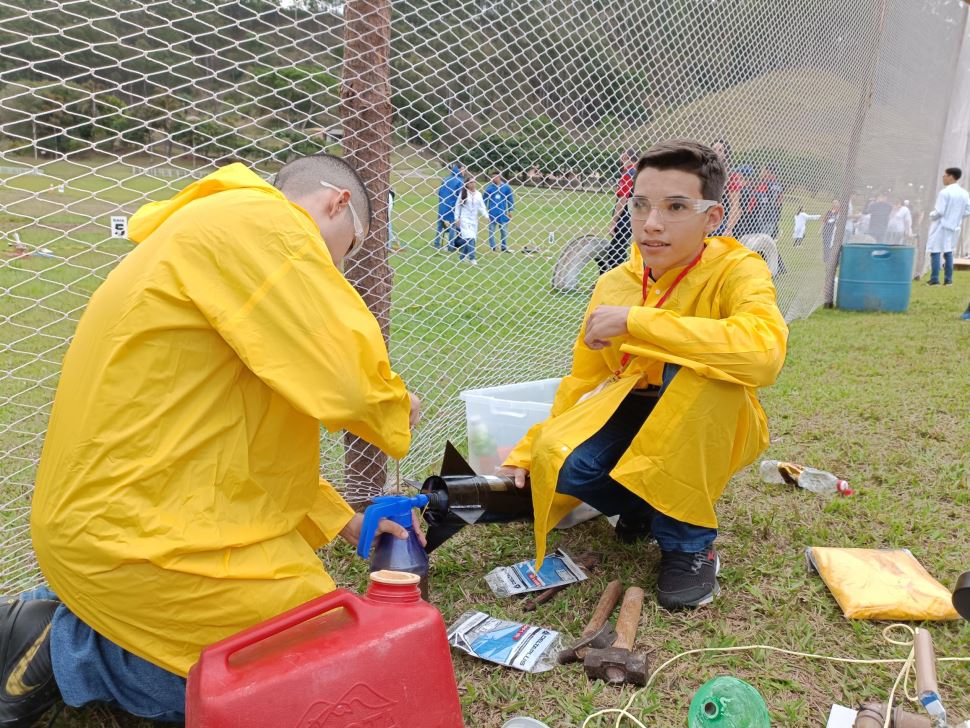 Alunos do SESI Cruzeiro conquistam troféu na Jornada de Foguetes