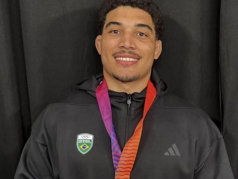 Adrian Vasconcelos conquista prata nos Jogos Sul-Americanos de Wrestling