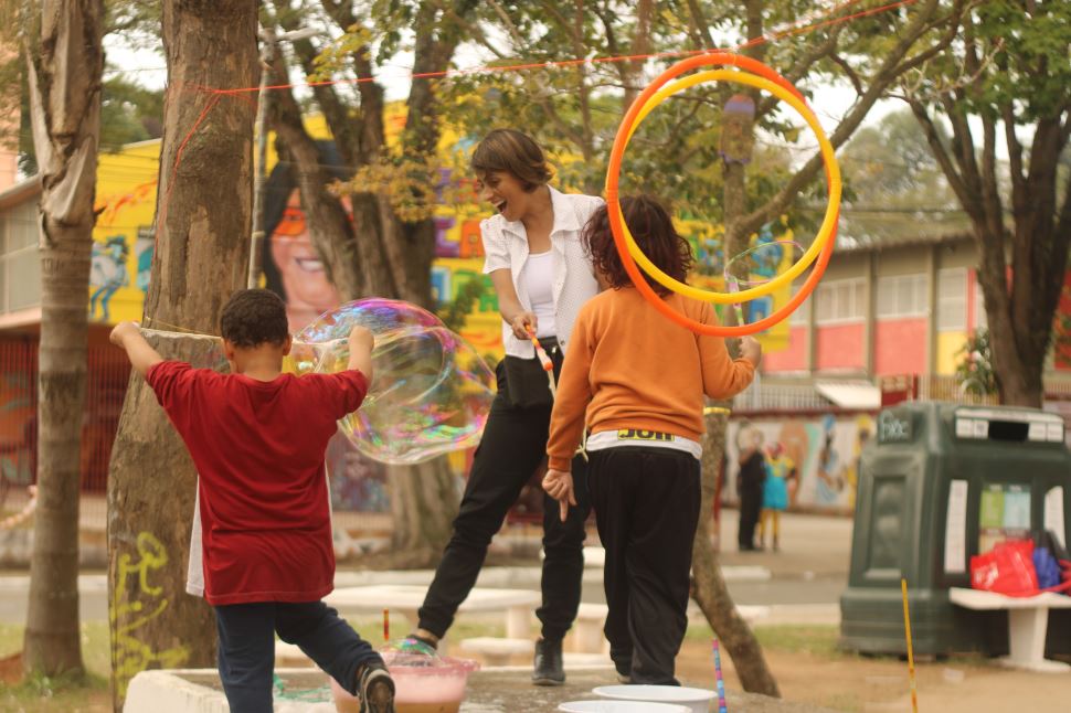 Sesi Diadema apresenta espetáculo infantil Bolhas de Sabão Gigantes 