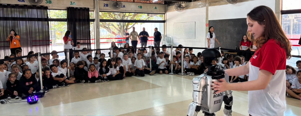 Escola SESI Diadema desenvolve solução educacional com robô humanoide para apoiar a aprendizagem dos estudantes 