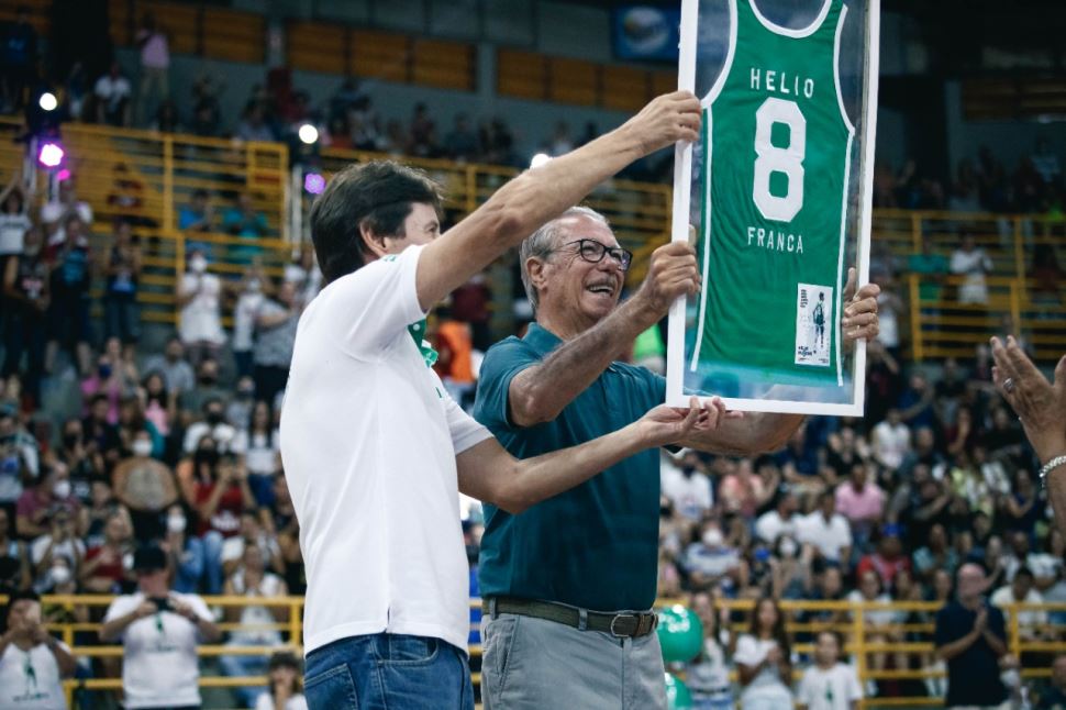 Sesi Franca Basquete aposenta a camisa 8 de Hélio Rubens Garcia