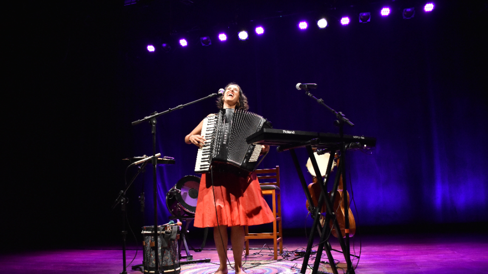 Artista multi instrumentista apresenta espetáculo em prol da igualdade de gênero no Sesi Franca